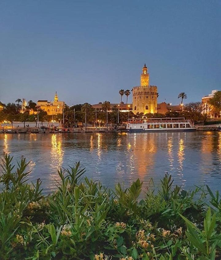 Apartamento Con Vistas Al Rio Guadalquivir En Triana, Sevilla ภายนอก รูปภาพ