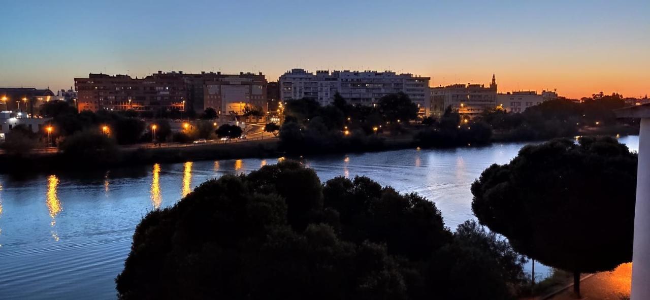 Apartamento Con Vistas Al Rio Guadalquivir En Triana, Sevilla ภายนอก รูปภาพ